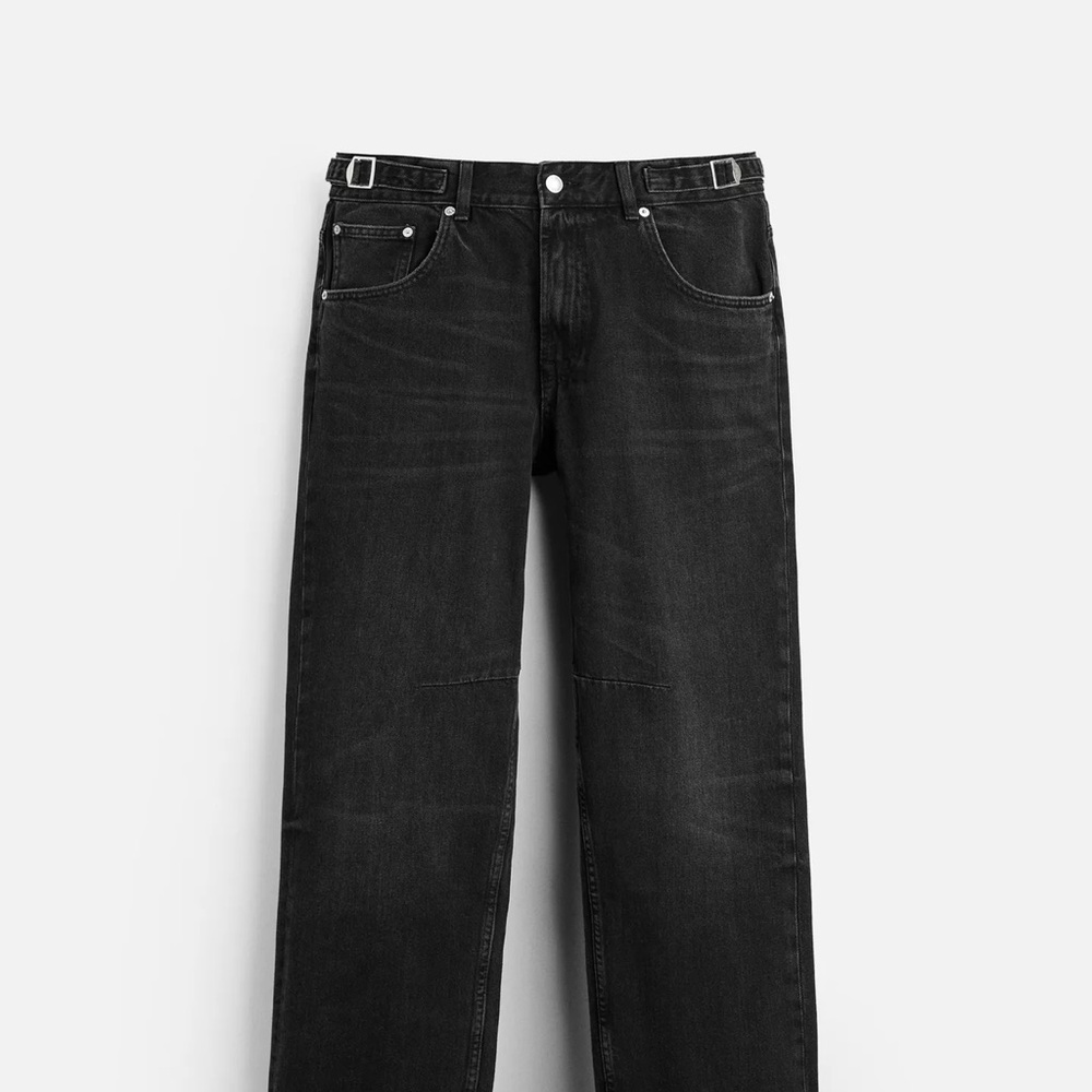 Black Straight-Leg Jeans with Timeless Design